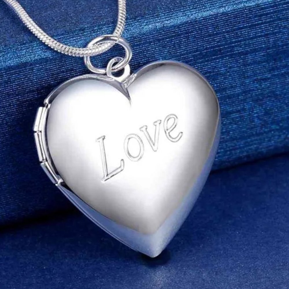 Beautiful Heart Photo Locket With 18 Inch Chain Stamped 925 Sterling Silver